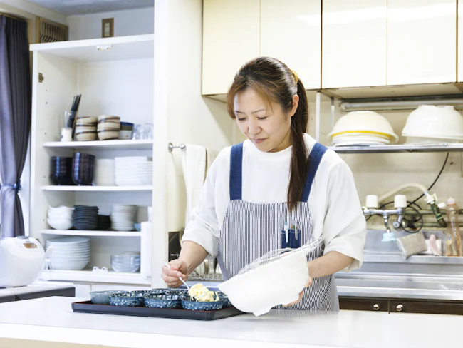 業務内容は料理・お皿洗い・掃除など、どれも家庭の延長。一番大事な入居者様の見守りも、”相手の様子をよく見て小さな変化に気づくこと”なので、子育て経験がある方は自然と身についているスキルだと思います。