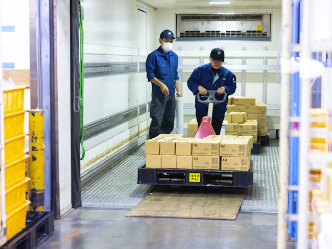【パレット輸送もあり荷積み下ろしが楽】少し大きなものは「パレット積み」倉庫作業員と連携しリフトで積み込みます。配送の仕組みが整備されているので無駄なく配送できます。