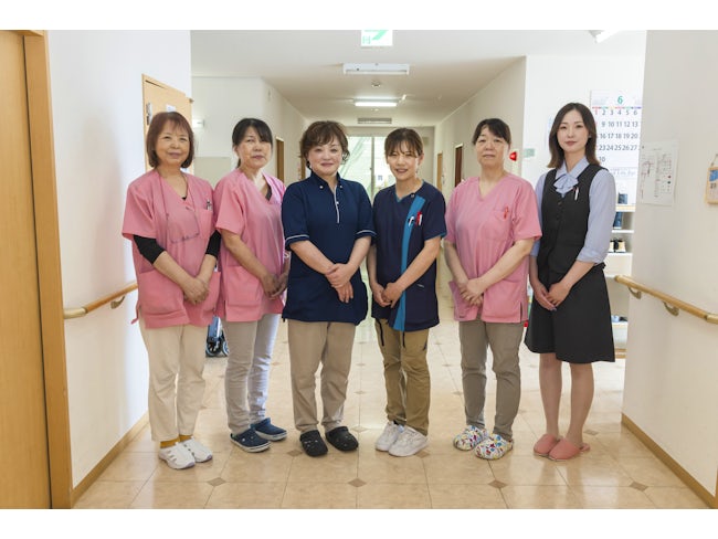 子育て中の方も安心して働ける環境です。「子供が急に熱を出した」そんな時も「お互いさま」の精神で気兼ねなく休めます。実際に時短勤務で16時半に退社し、家庭と両立している先輩もいます。