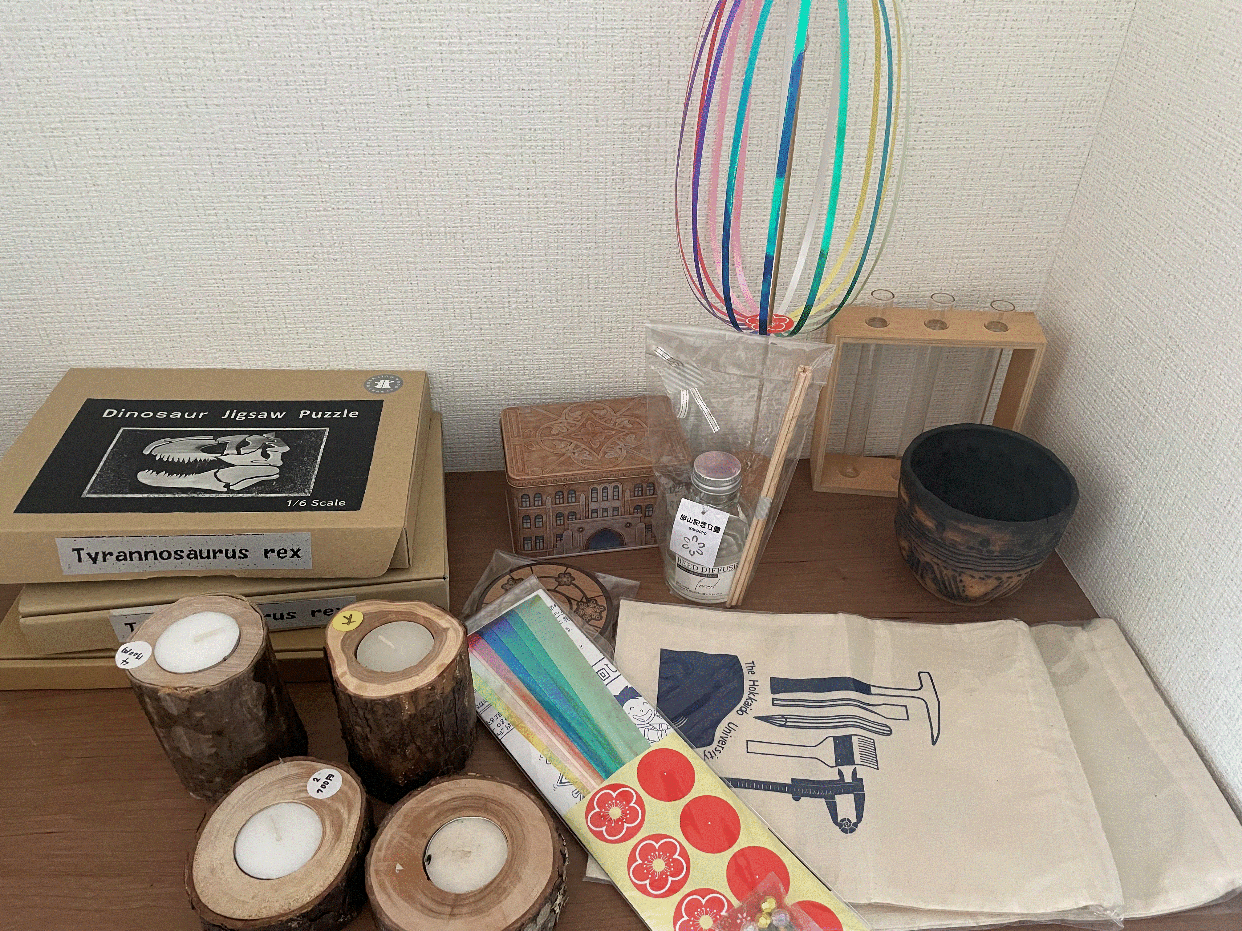 北大総合博物館ミュージアムカフェに併設するショップや旭山記念公園のショップ、その他イベントなどでオリジナル商品の販売も行っています。興味がある方は、ぜひ一緒に新商品やデザインを考えましょう♪