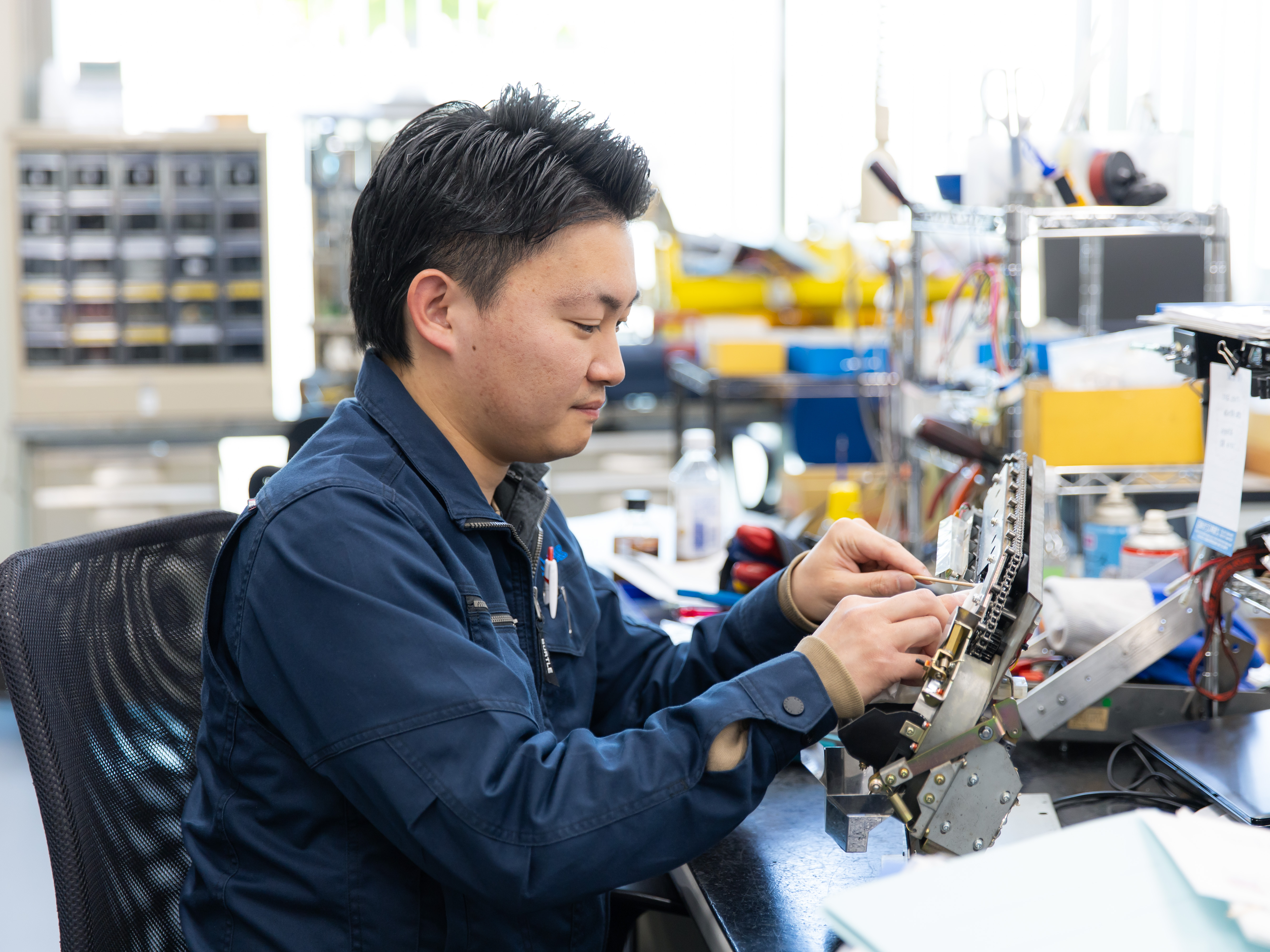 【バス機器は奥深い】現地でのメンテナンスもありますが､当社1階にて作業を行うこともあります。バス機器のパーツは色々あるので、メンテナンス箇所も様々…。奥深さがあるんです。