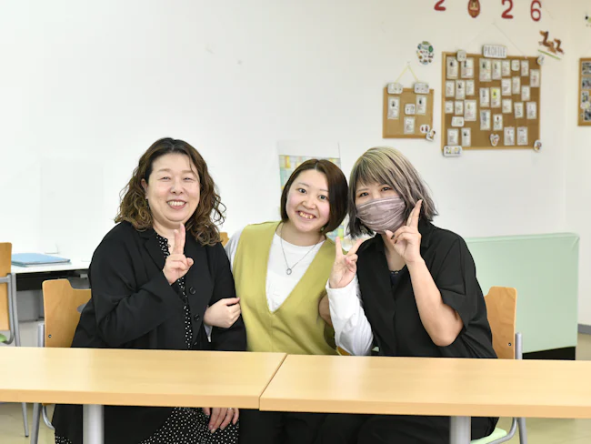 【年齢の壁がないフラットな環境】親子ほど年齢が離れたスタッフ同士も在籍していますが、世代を問わずフラットに接する文化が根付いています。互いを尊重し合える、壁のない関係性が自慢!