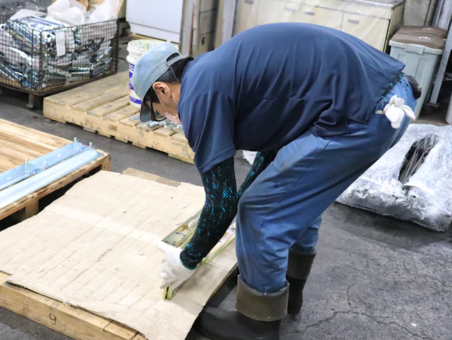 最後は治具から外してお客様にお届け出来る状態に梱包します。これで一通りの作業が終わり。複数名で一連の作業を担当しますので、分からないことがあってもすぐに相談出来る環境です。