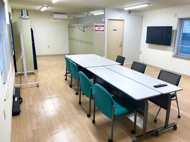 運転手更衣室です。運転手の増員、そして自動点呼システムの導入に伴い、従来の休憩室が手狭となった為、事務所の隣の空きテナントを借り上げ、新たに「運転手更衣室」を増設しました。従来の休憩室もリニューアル!