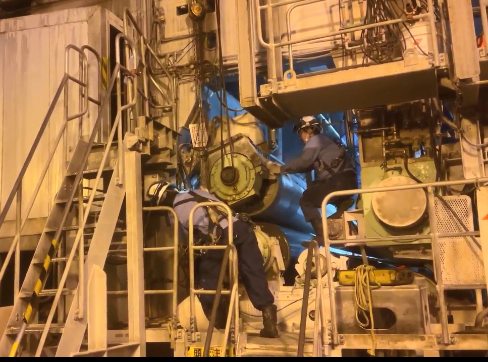 ロール取替作業