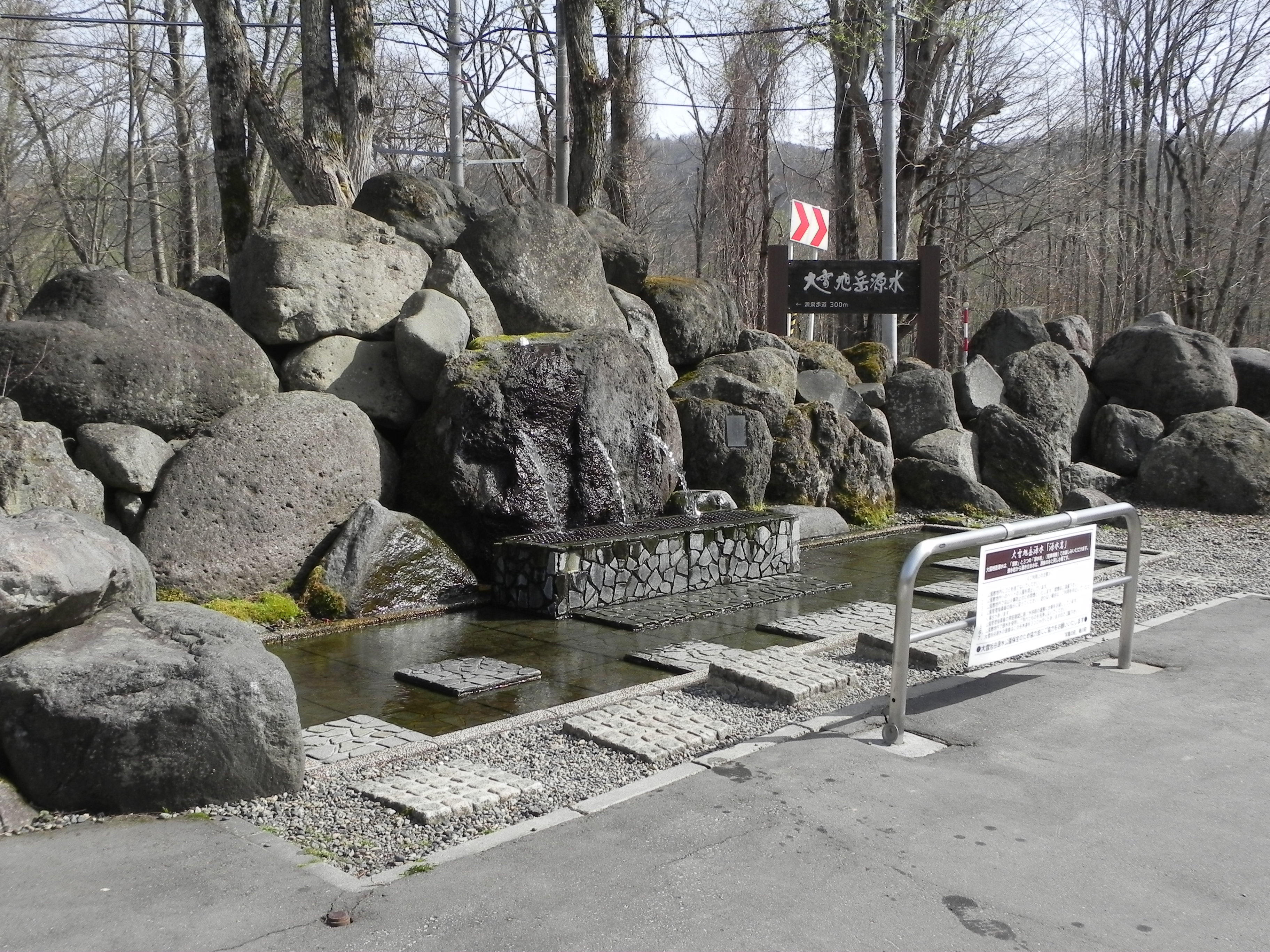大雪旭岳源水公園の取水場や、東川町で合宿を行う大阪拠点のプロサッカーチームの練習場施工など、まちの発展にも貢献。過去には東川町を題材にした映画制作にも協力しました。