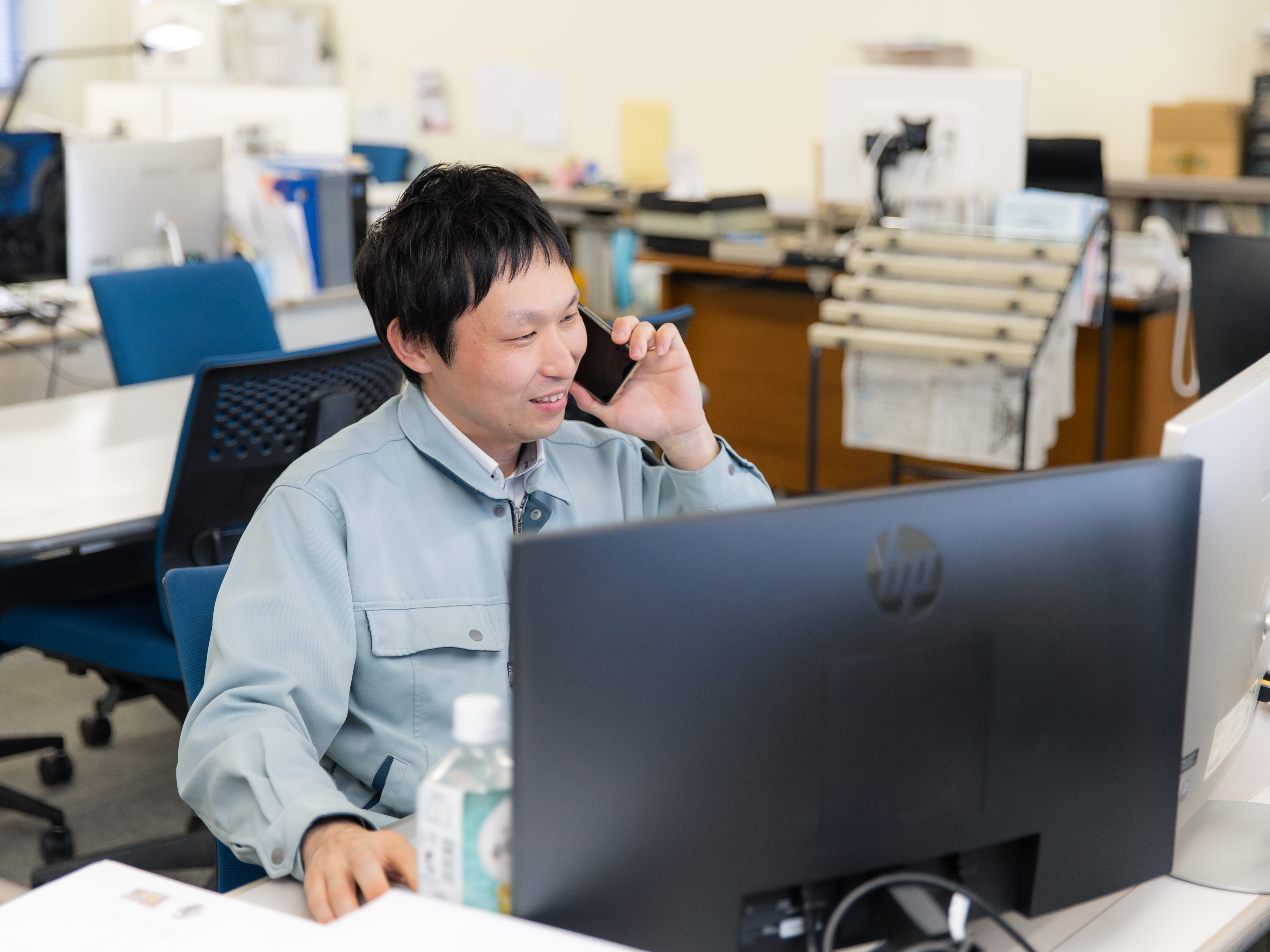 打ち合わせで大切なのは、顧客の要望を丁寧に汲み取ること。見積の数字の向こう側にある、お客様の想いにまで耳を傾け、形にする仕事です。対話から築く信頼関係が、唯一無二の空間づくりに繋がります。