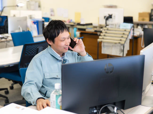 打ち合わせで大切なのは、顧客の要望を丁寧に汲み取ること。見積の数字の向こう側にある、お客様の想いにまで耳を傾け、形にする仕事です。対話から築く信頼関係が、唯一無二の空間づくりに繋がります。