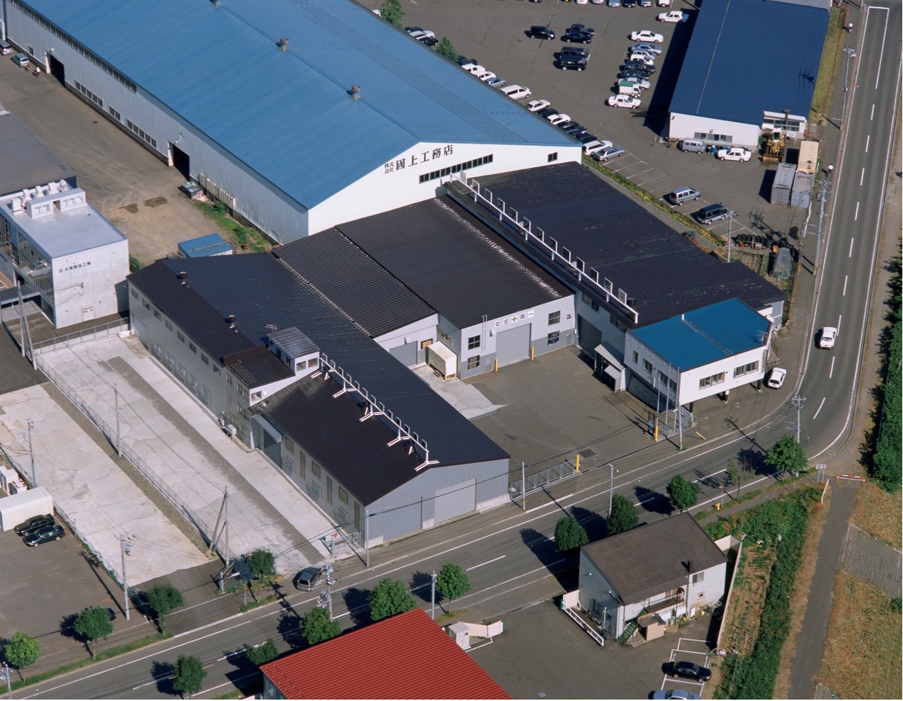 年間カレンダーで休日が決まっているので、予定が立てやすいことも嬉しいポイントです。
事前に申請いただければ、有給と合わせて長期の連休を取得することも可能です。