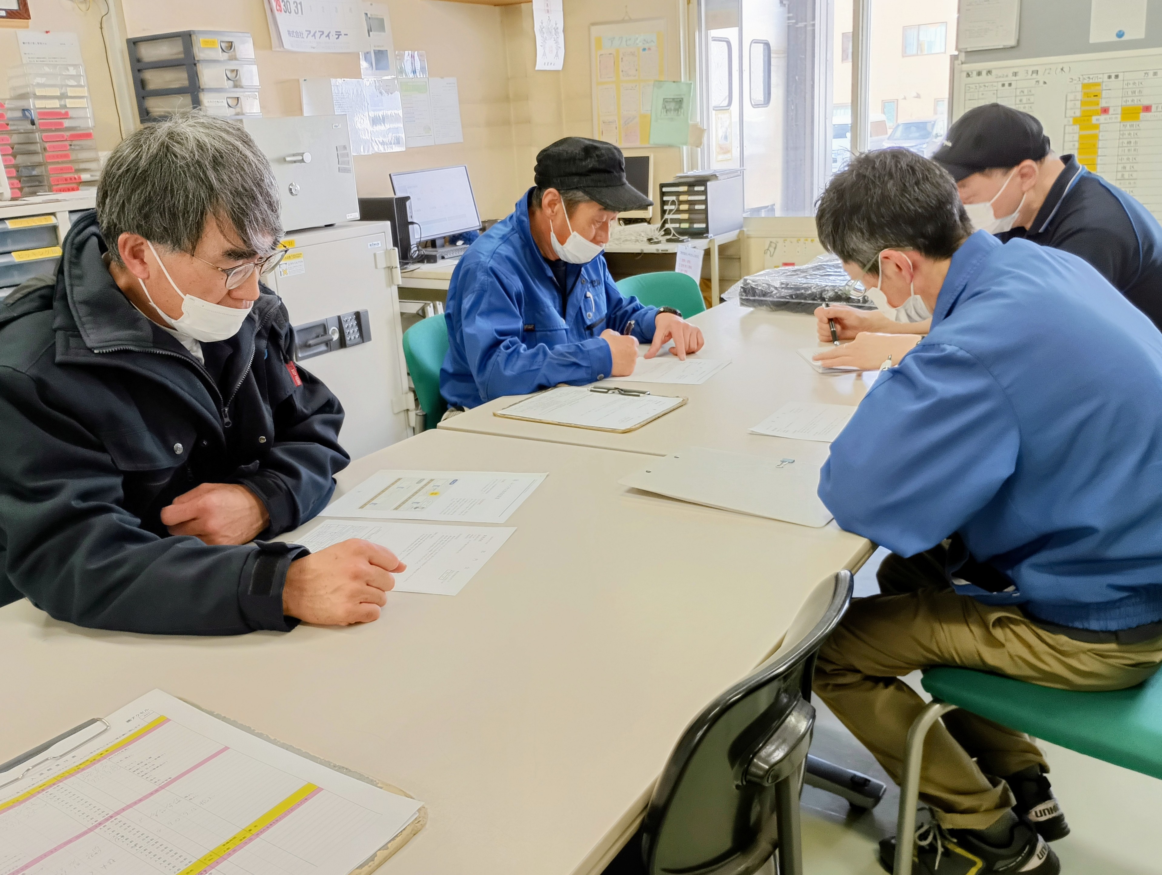 入社後の研修の様子です。
グループで行うため、分からないことも先輩スタッフに相談しながら進めることができます。