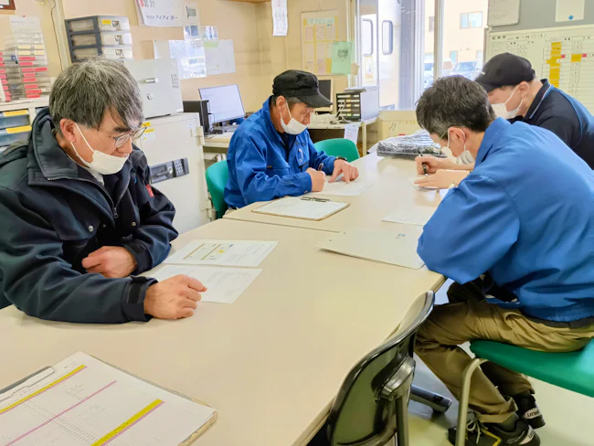 入社後の研修の様子です。
グループで行うため、分からないことも先輩スタッフに相談しながら進めることができます。