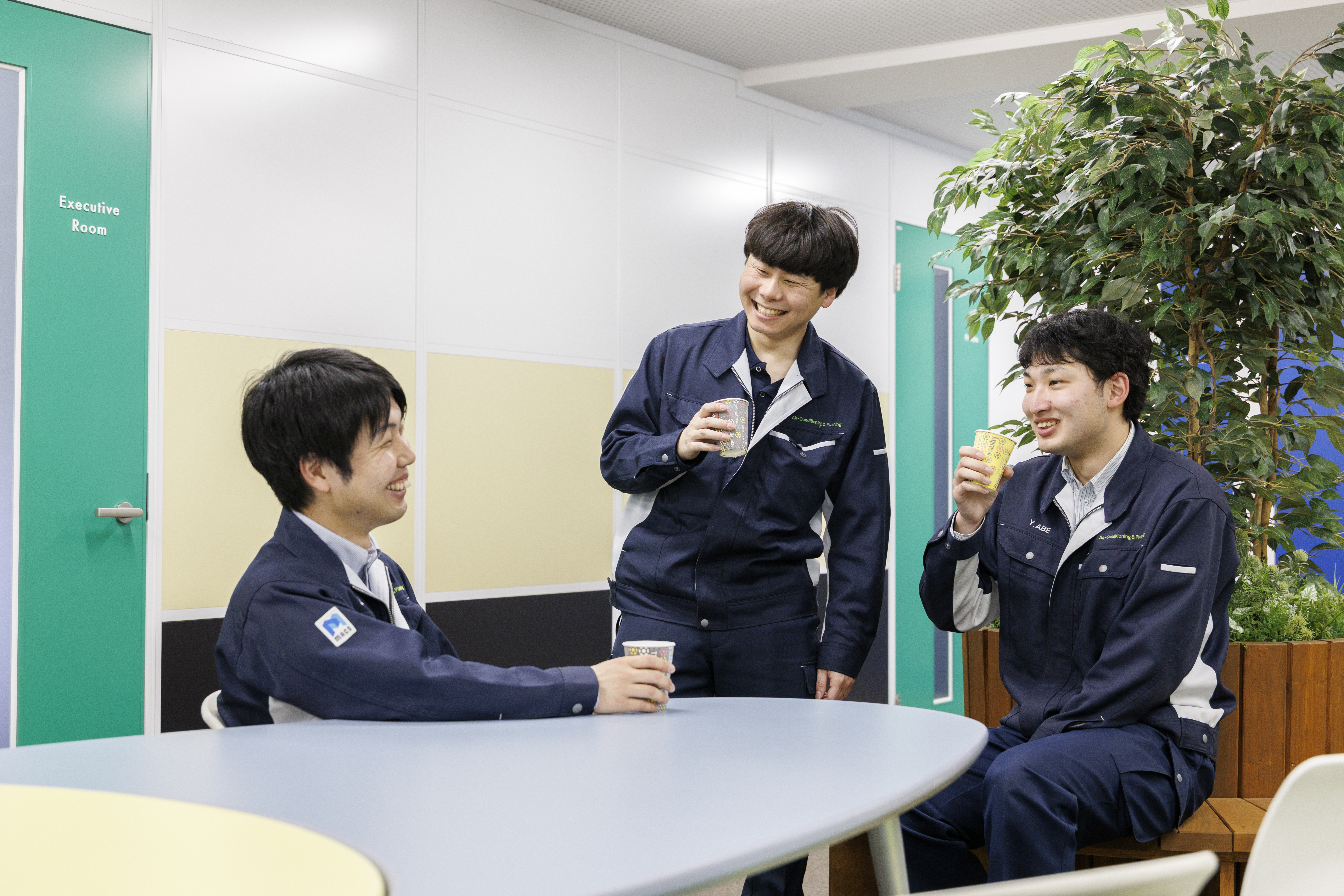 社内は「うるさいくらい喋っていい」というほど活気があり、雑談から生まれる「いい空気」を大切にしています。週休二日制や代休制度も完備。低い離職率と高い定着率が、居心地の良さを証明しています。
