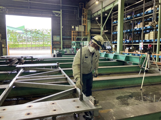 これは穴開けする箇所をミリ単位で確認する作業。こちらも細かな調整が必要な作業となりますが、工場の皆でやってきた各工程が合わさって一つの橋が出来上がると思うと、どの作業もやりがいがあります!