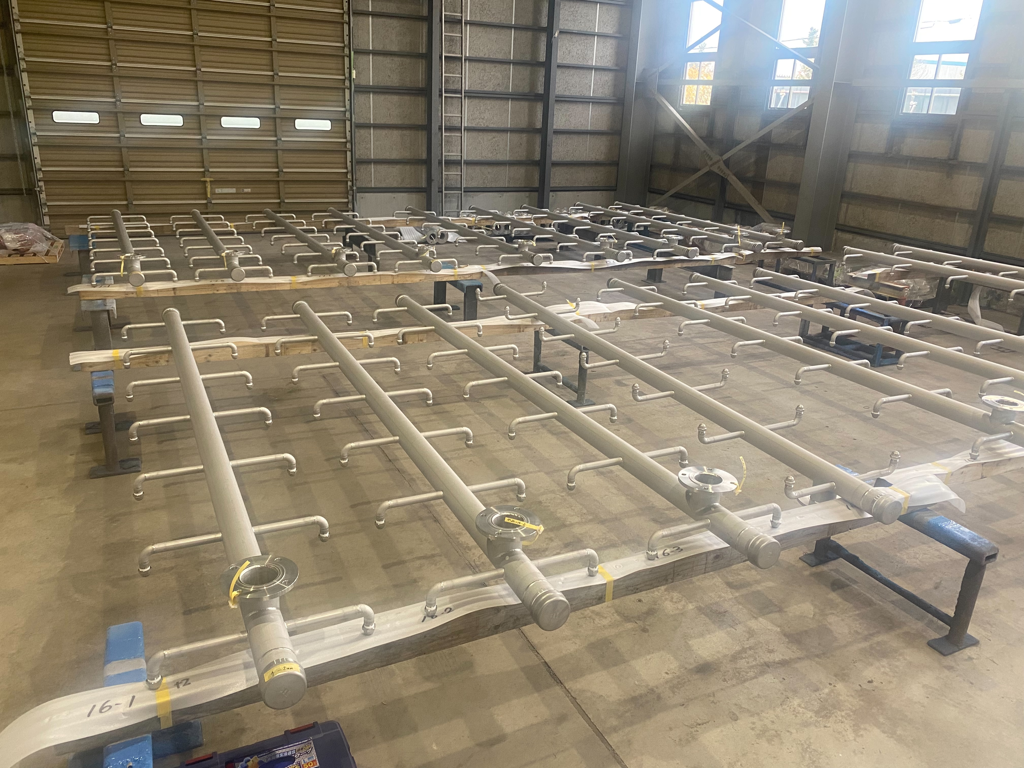 これは浄水場で使われるろ過砂を洗うために使われる管になります。