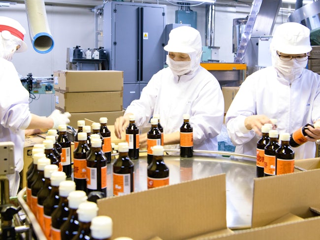 自社工場が隣接し、営業・開発・製造が一体となりモノづくりを行う環境です。現場と密に連携しサンプル試食や企画もスムーズ。営業が単なる「物売り」ではなく、モノづくりの一員であると実感できるのが強みです。