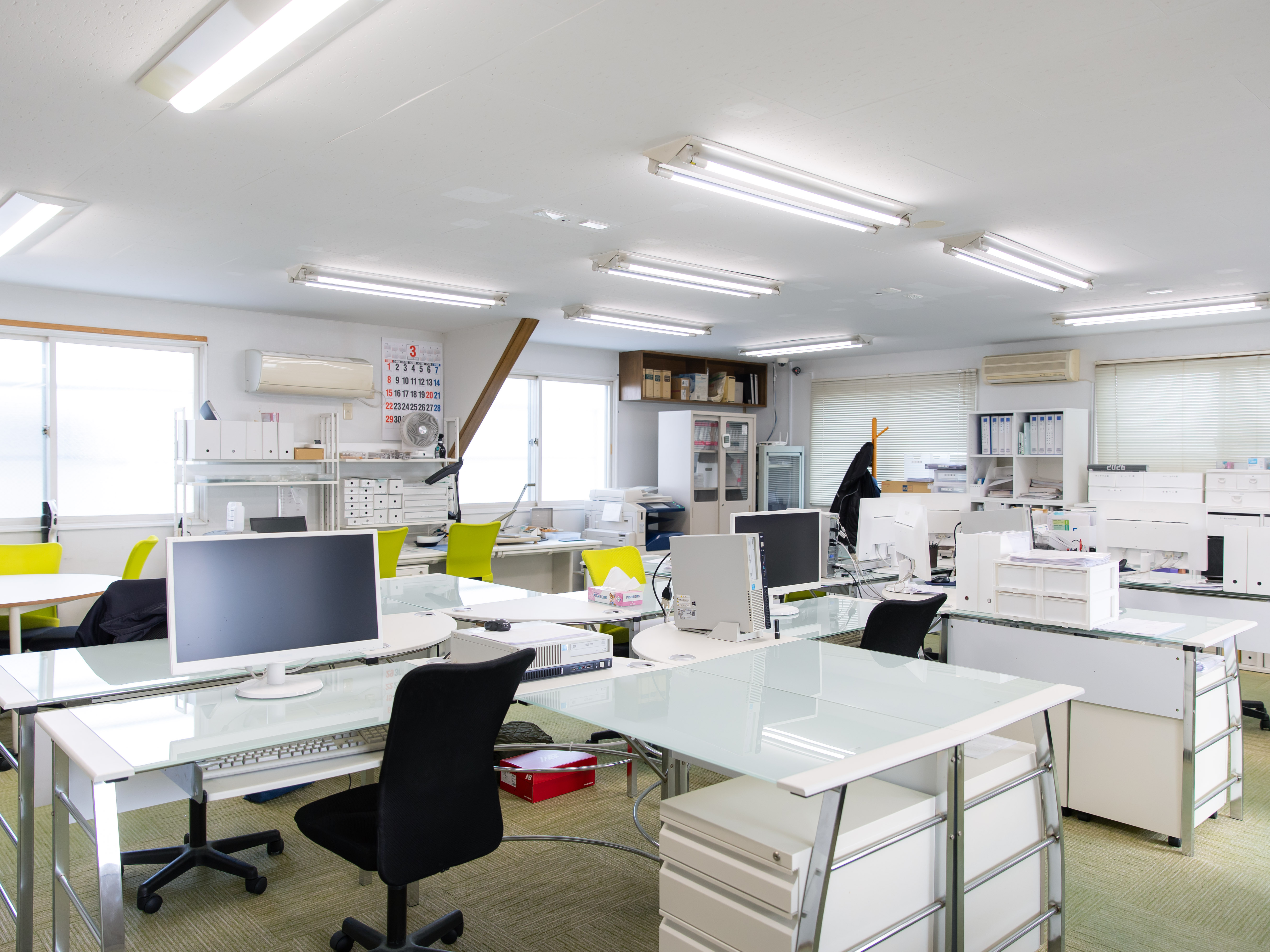 工場内はもちろんのこと、事務所内も清潔感バツグン！10時・12時・15時の休憩は、休憩室や事務所など、その日の気分に合わせて好きな場所で自由に過ごせます。キレイで快適な空間で、メリハリをつけて働きませんか？