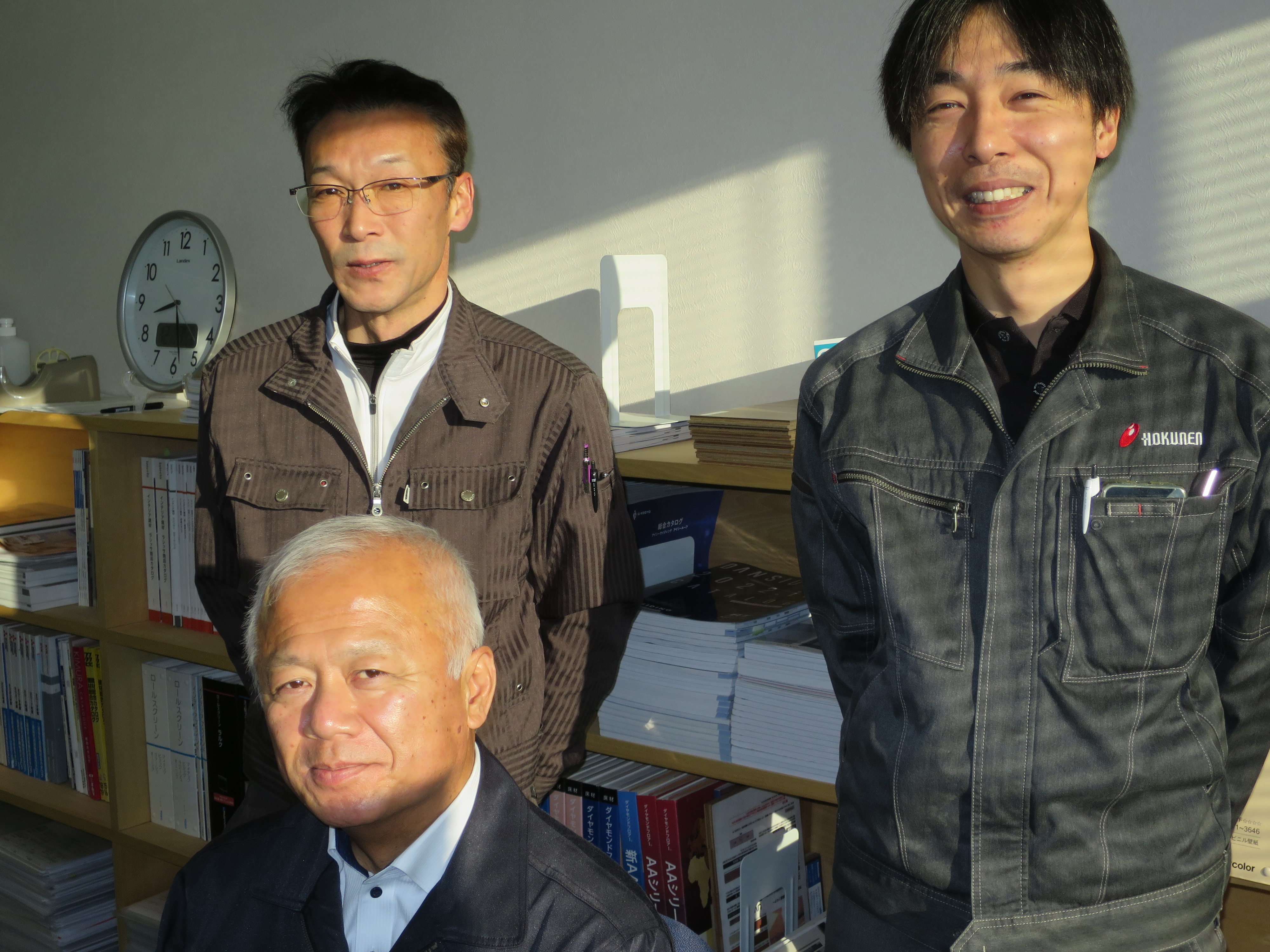 最初は先輩社員についてお仕事を覚えていただきます。