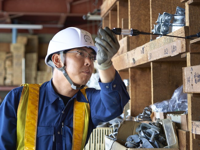 事務所の一階には整理整頓された資材置き場があります。現場でスムーズに作業を進めるため、ケーブルに金物を取り付けたり、必要な資材を事前に準備したり、雑然とした倉庫とは違い作業もしやすいです。