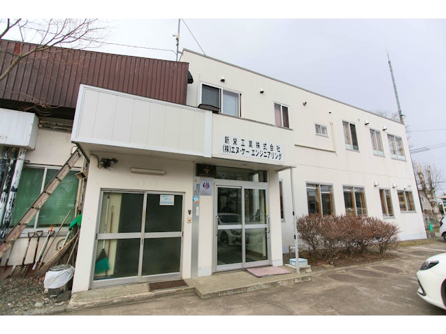 すぐ近くにコンビニエンスストアや大型ショッピングモールがあり、何かと便利な立地です。