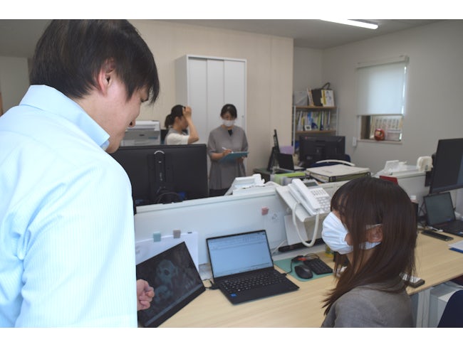 新卒2年目職員/お客様に会計ソフトのチェック方法を記したマニュアルを作成しお渡しした際、「もうこのマニュアルを手放せないよ!ありがとう」と喜ばれたことが本当に嬉しく、お客様の役に立っている実感があります。