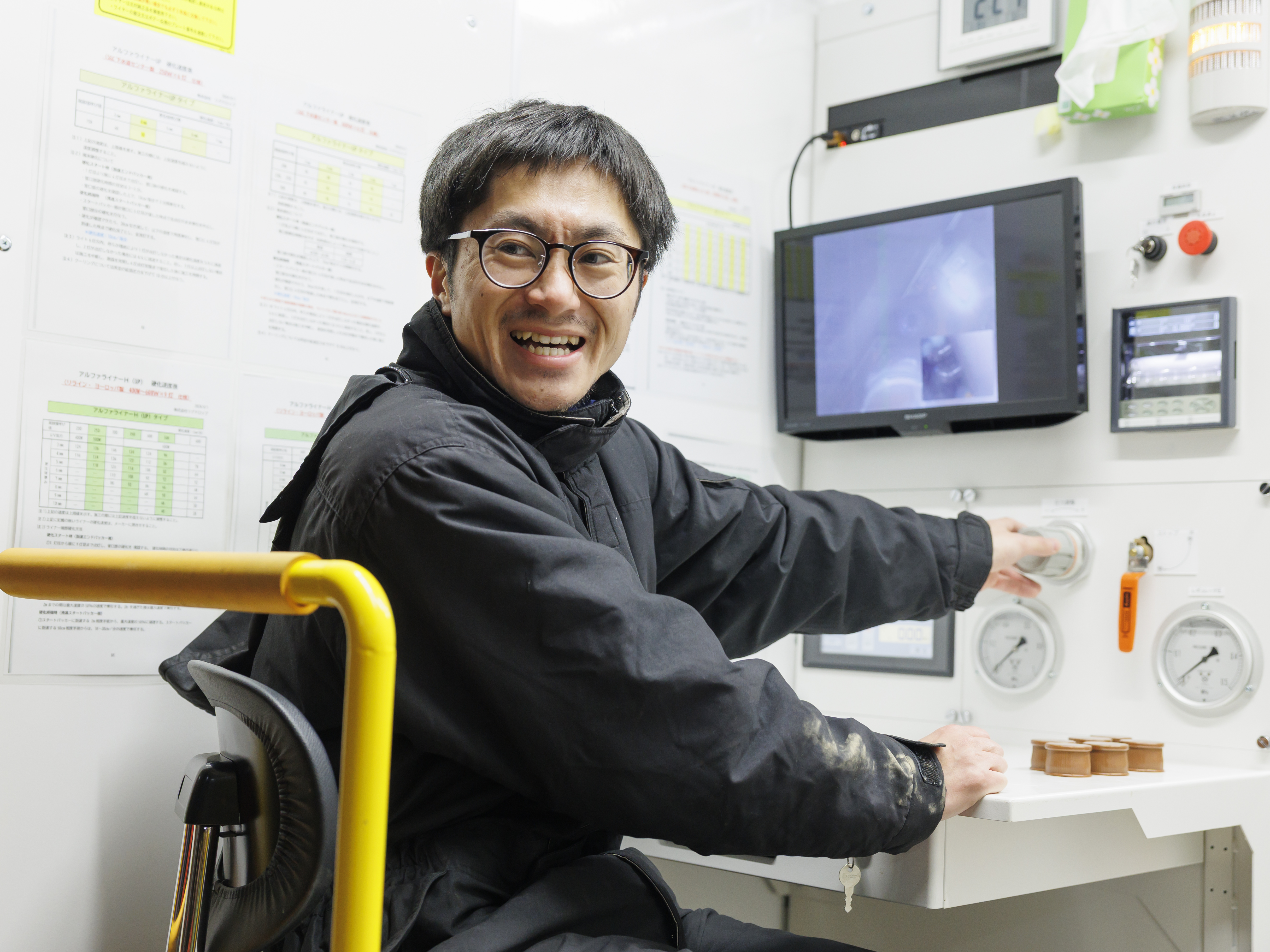 【地上からの遠隔操作】 点検作業は自走式カメラにお任せ。モニターを見ながら集中して操作します。泥にまみれる過酷なイメージとは異なる「ハイテク」な現場です！