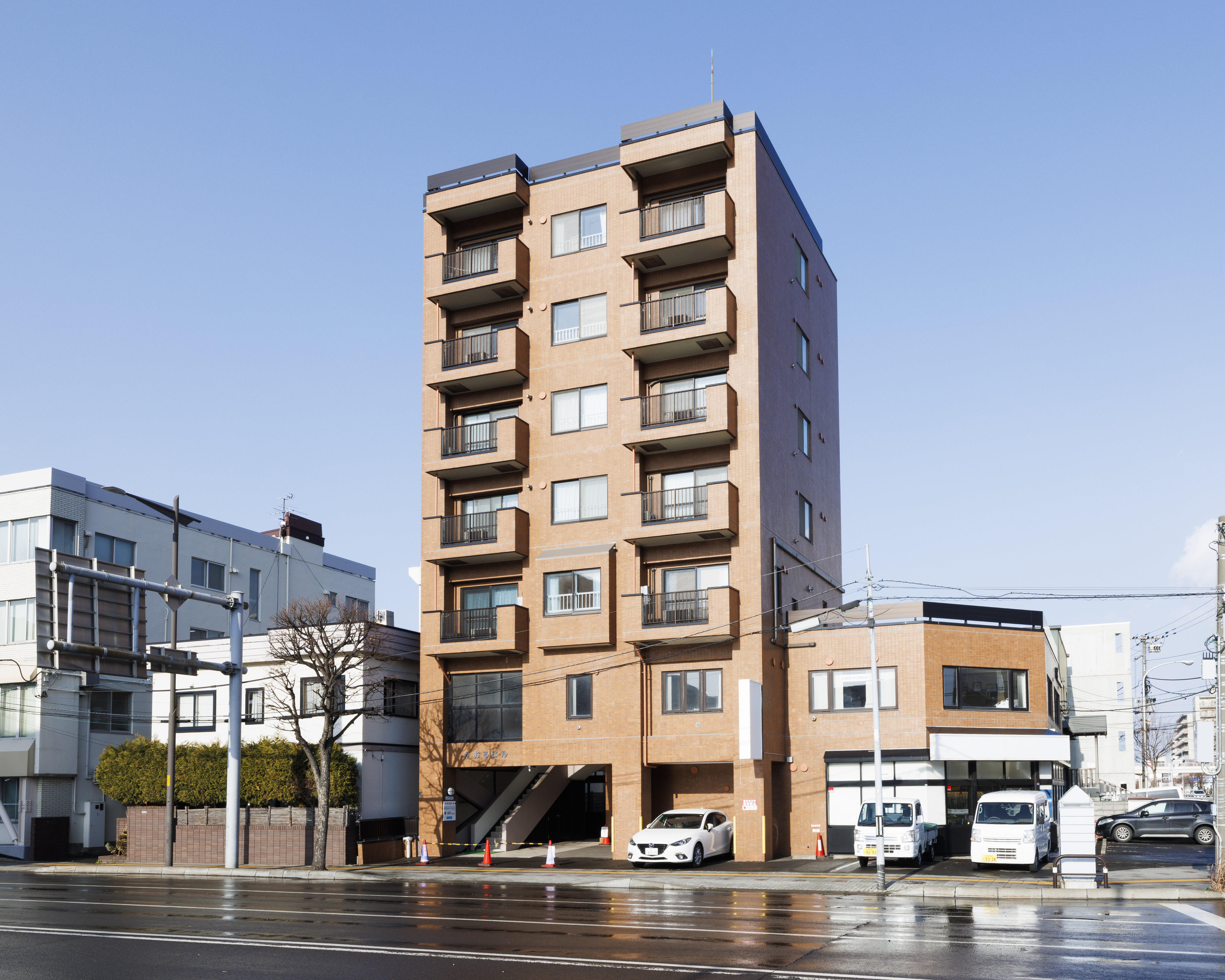 2025年7月に、北18条駅から徒歩4分の場所へオフィスを移転しました。
事業拡大に向けて仲間を増やしながら、より働きやすい職場づくりにも力を入れています。