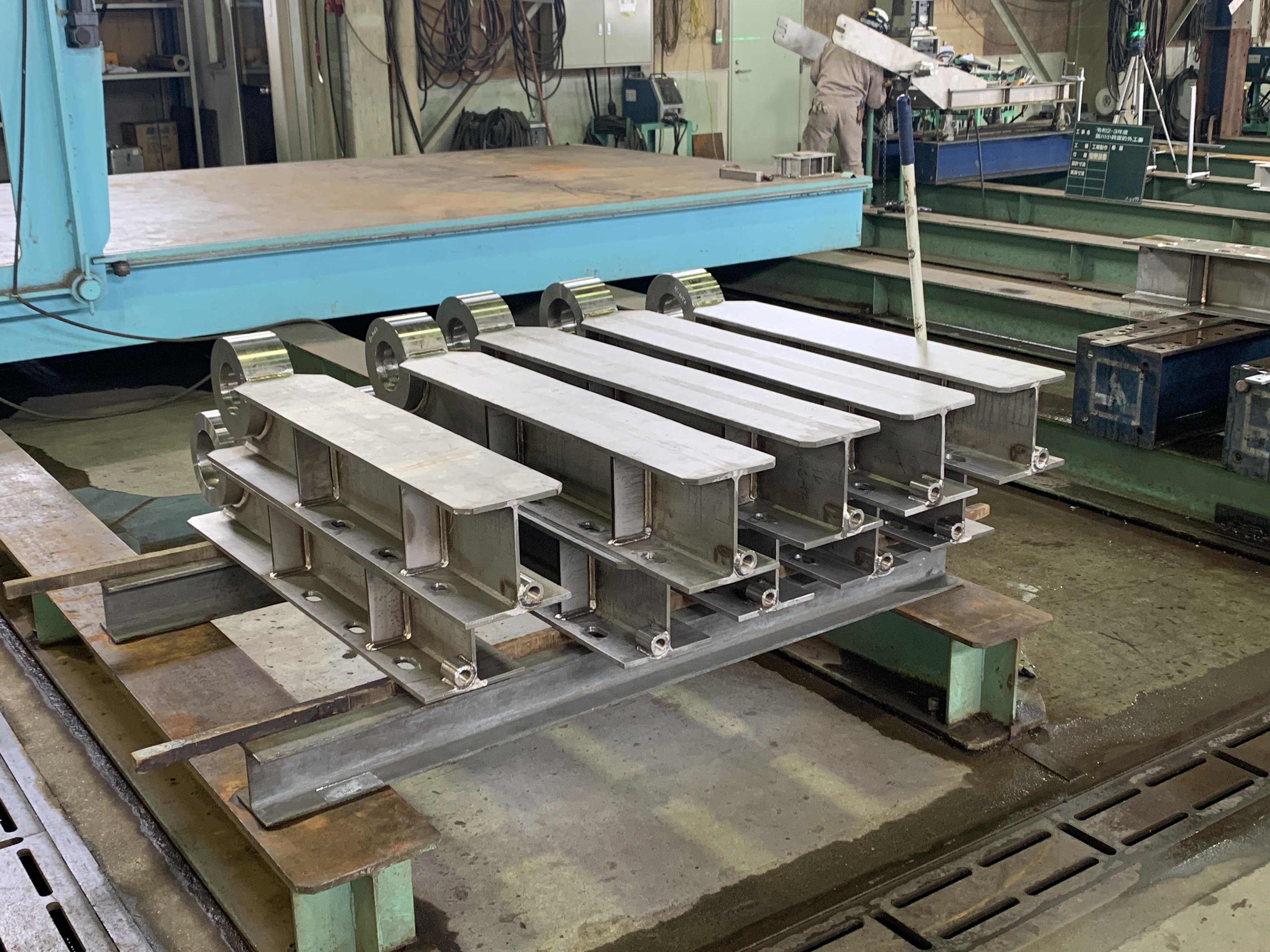 大きな水門も、1つ1つはこれくらいの小さなパーツから組み立てられています。私達が製造・加工するのはこういったサイズ感のものが多いです。また、運ぶ際にはクレーンを使うので安心です。