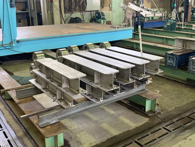 大きな水門も、1つ1つはこれくらいの小さなパーツから組み立てられています。私達が製造・加工するのはこういったサイズ感のものが多いです。また、運ぶ際にはクレーンを使うので安心です。