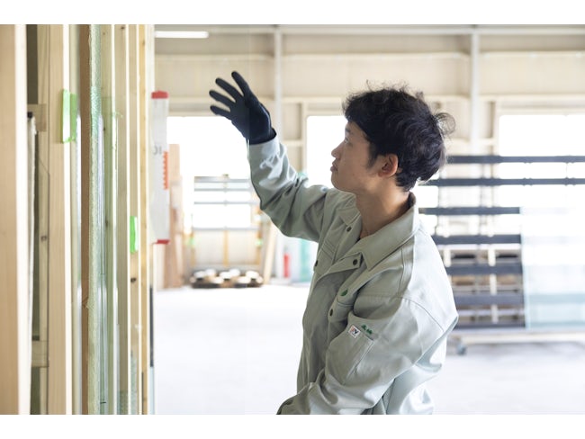 【作業員①入社後は?】まずはガラスの持ち方からですが、新人さんにいきなりガラスは持たせません。現場の掃除をしながら、先輩たちの仕事を見て手順や流れをじっくり覚えていってもらいます。
