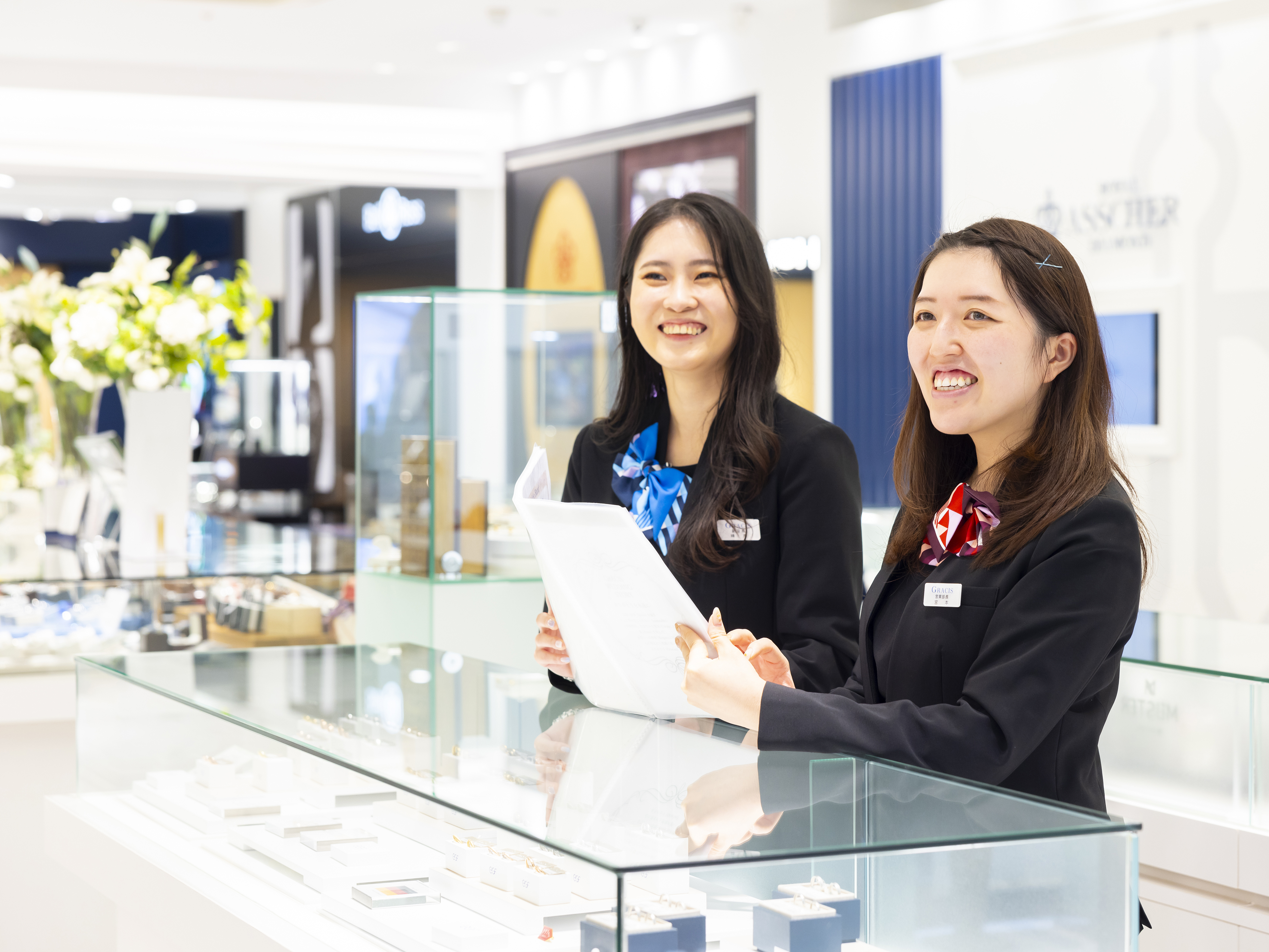 【峰岸副店長&宮本部長より】前職と比べて休日や給与が増えて待遇面が良くなったのはもちろん、ダントツで良くなったのが「社風」です。先輩や同僚みんなが優しくて和やかな雰囲気で、気持ちよく働けています。