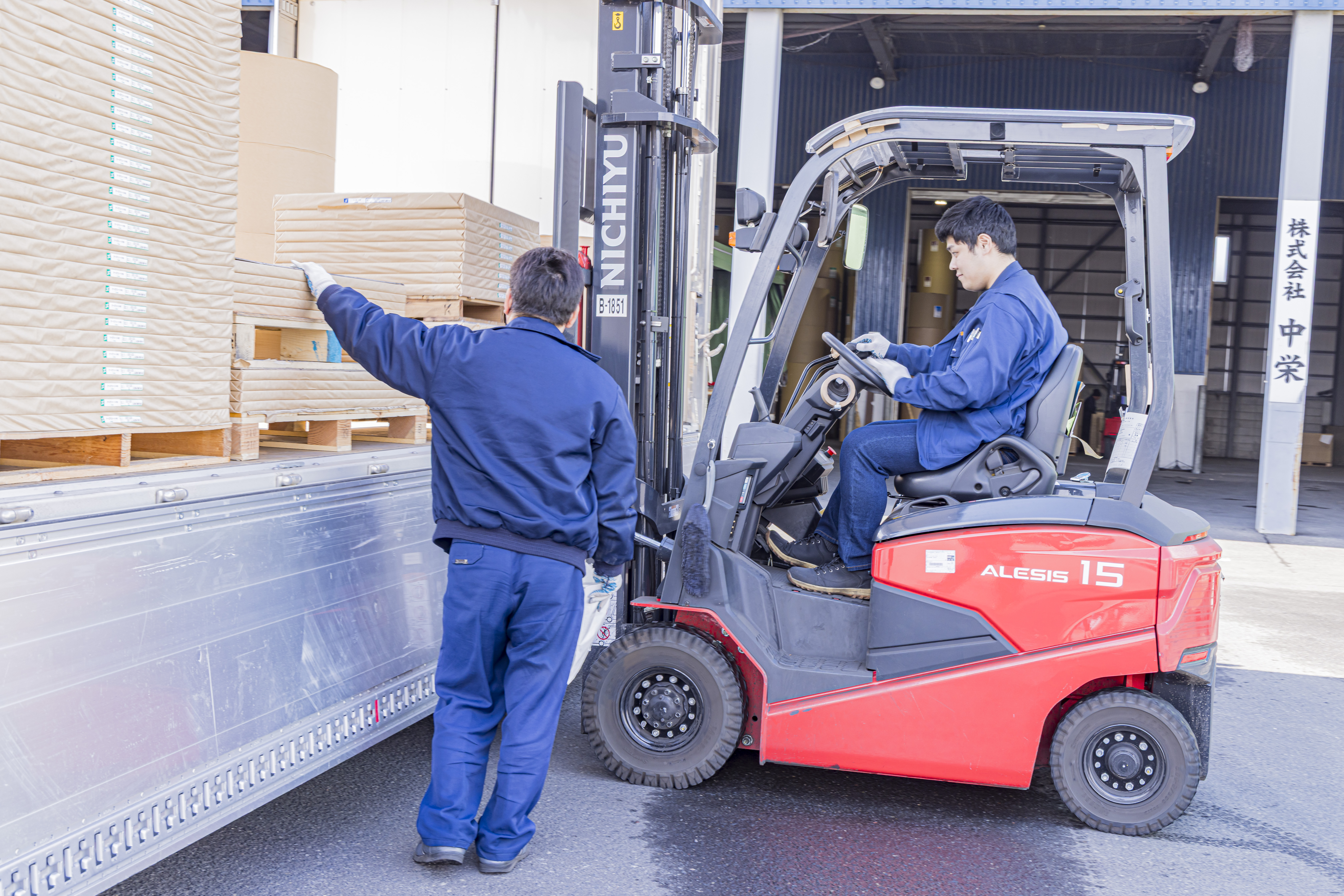 【盤石の密接経営】
大手製紙メーカーや地場の紙の卸売業や印刷工場、販売店との絆は60年以上。一般向けの営業はせず、特定の得意先と深く長く付き合う。この「内側の強さ」が、不況にも揺るがない安定の源です。