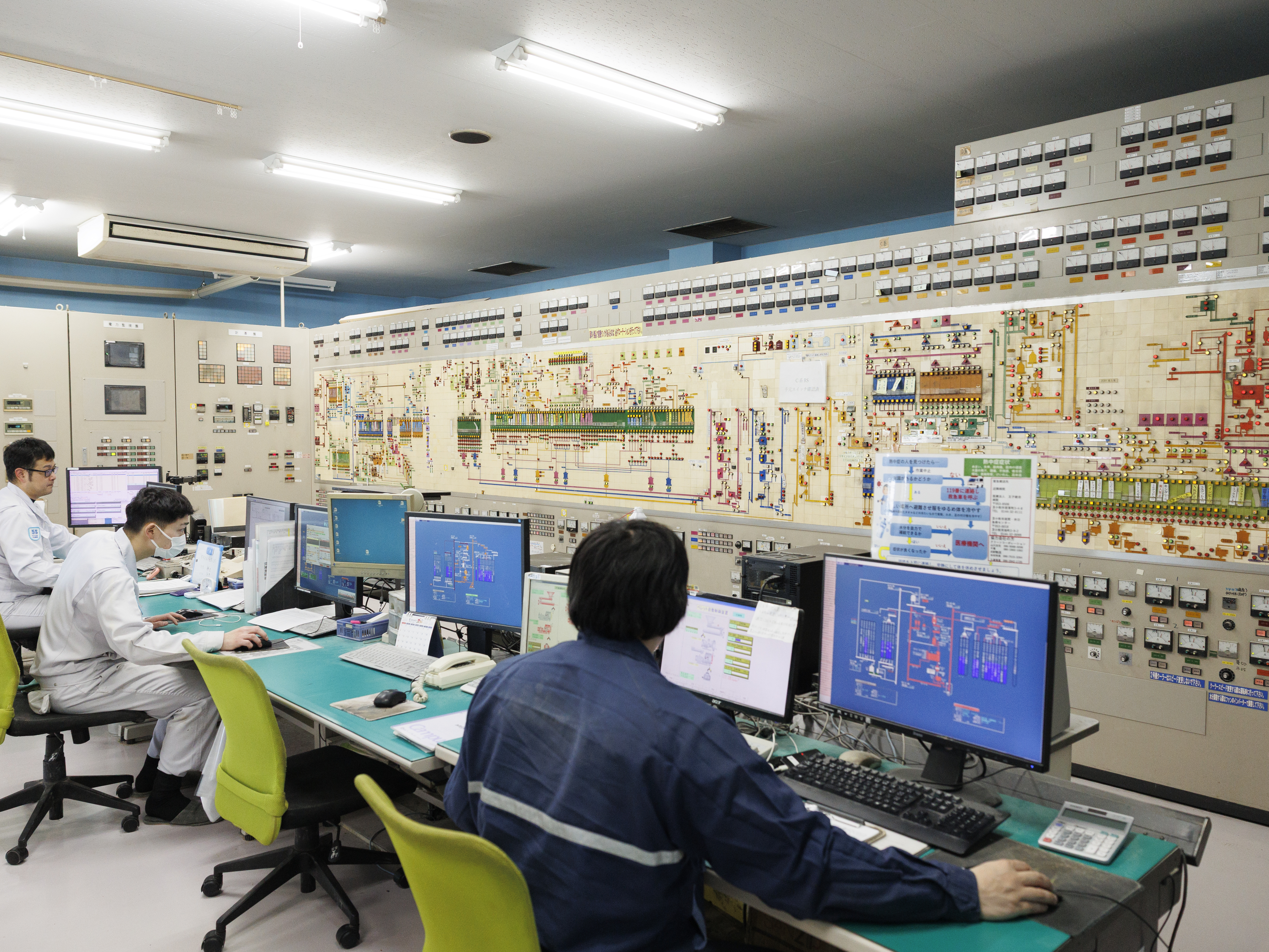 【見学レポ】この部屋にはメーターがたくさん！「操作室」といって、まさに司令室のような役割を果たす場所です。どのラインでどの飼料を製造するかを決めたり、できた飼料を配合する割合などを決めています。