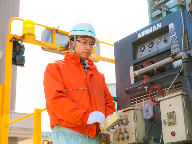 区画線工事も塗装工事も土木工事などを含めた建設業全体で見たときに比較的体の負担が少ない業種です。常に重たい物を持つこともないですし、区画線工事はペイントマーカー車に乗りながらの作業となります。