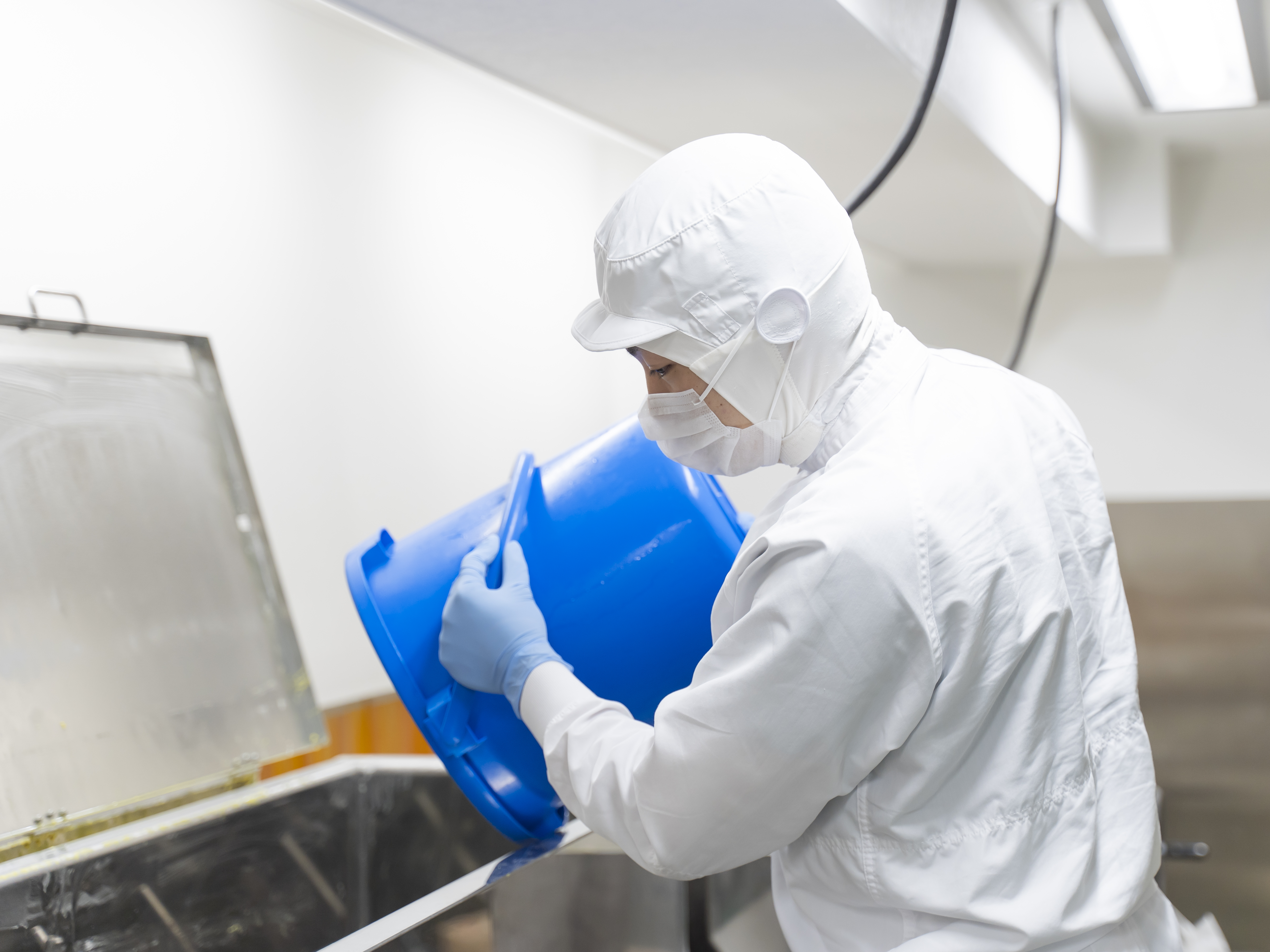 【基本的な製麺工程②】計量した小麦粉や水などをミキサーに投入します。小麦粉の種類や水、塩など、使用する素材によって麺の風味や食感が大きく変わります。