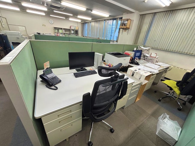 広々としたデスクで作業に集中でき、落ち着いた環境で仕事に取り組めます。
納期を守りながら、自身のペースを考えて業務を進めることが求められます。
