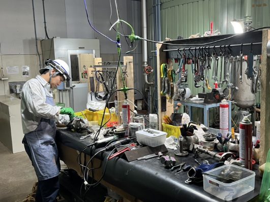 修繕期に実施しているバルブ整備作業の様子。