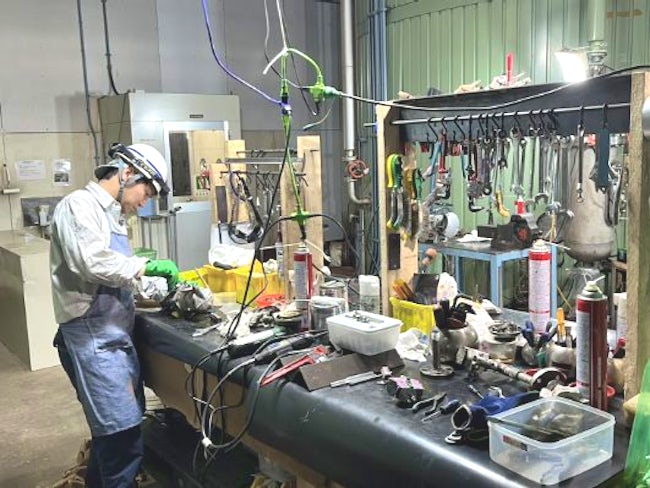 修繕期に実施しているバルブ整備作業の様子。