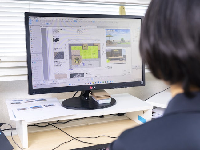 CADでの図面作成風景を撮影中!実は体幹を鍛えるためにバランスボールに座っているんです…でもそうは見えませんね(笑)