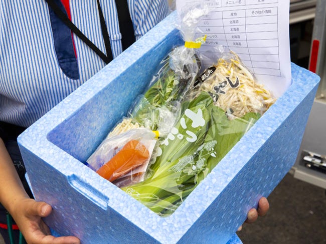 お届けの商品は夕食分の食材なので、決して重たくありません!下に冷凍ものを入れて、上の方には冷蔵ものを。安心してお食事をして頂く為に、きちんと品質管理された状態でお届けしています!