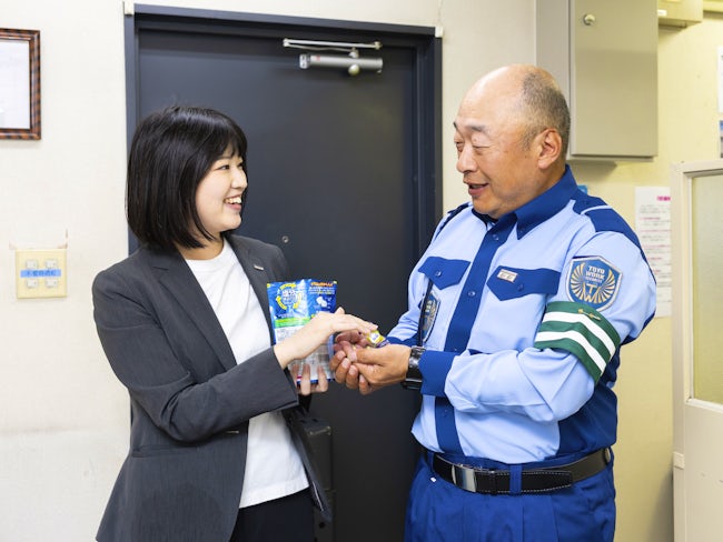 現場を管理、手配する内勤は極力現場にも足を運び、隊員に現場のアドバイスや状況をヒアリングしながら積極的にコミュニケーションをとっています。少しでも不安を取り除くことも内勤の仕事です。