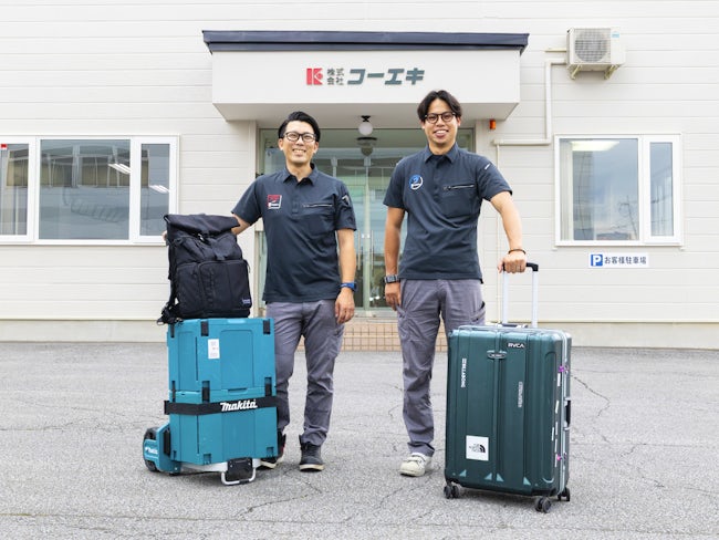 【これが出張スタイル】こだわりの工具や着替えなど、必要なものを全部詰め込んでいます。制服は毎年デザインを変えて新調しており、スタッフの意見を取り入れた、かっこよく美しいスタイルが好評です。