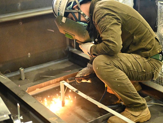 【作業風景】
完成すると見えにくくなる部分が多いですが、1つ1つが船の安全な運行に欠かせない役割を担っています。