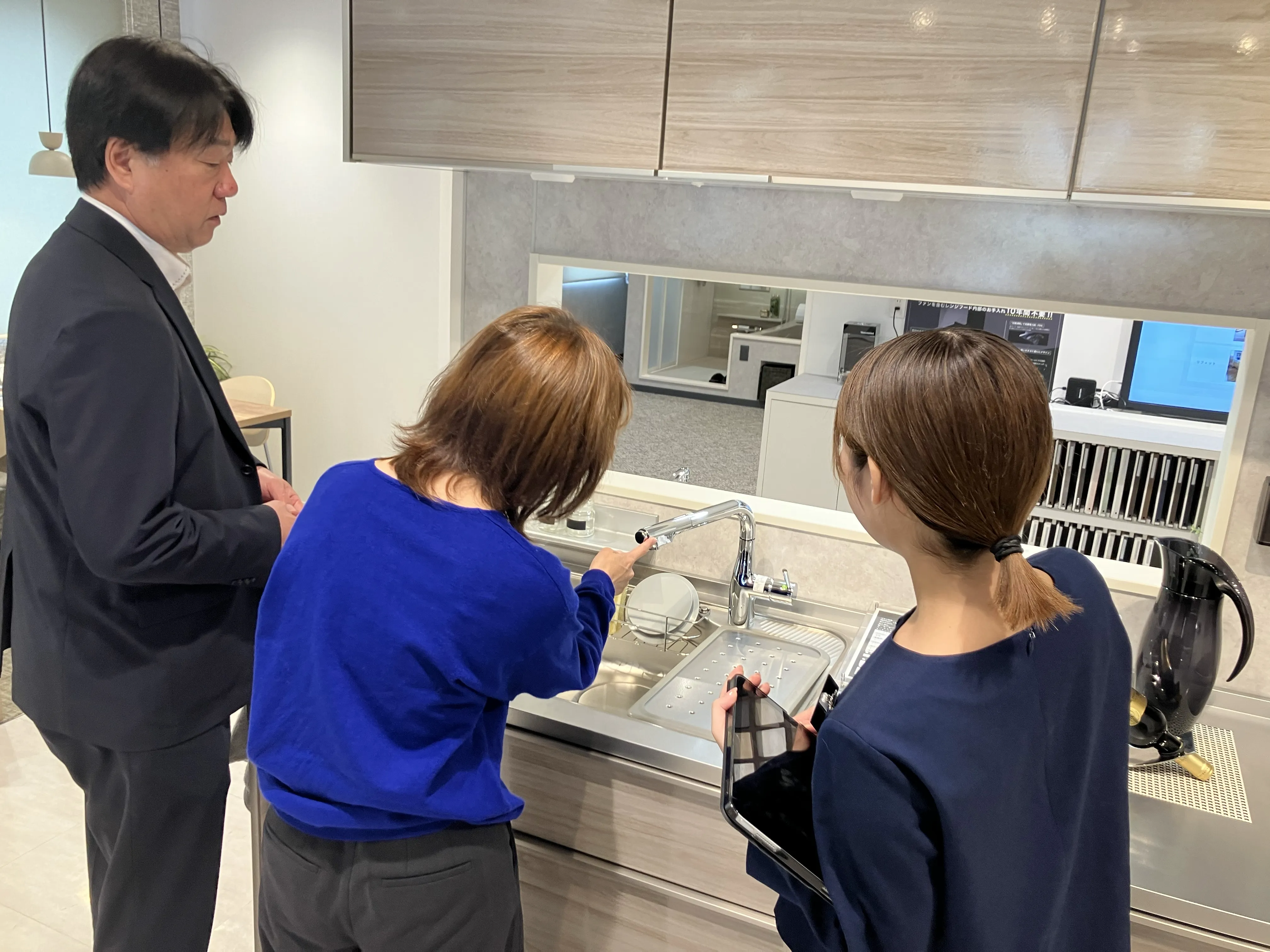 このように、パンフレットでの説明だけでなく、実際に商品を見て・触って貰いながらご自宅に実装するか決めて頂いています。展示する商品の色や雰囲気も私たちで決めるので、展示したものを丸ごと買って頂くことも！