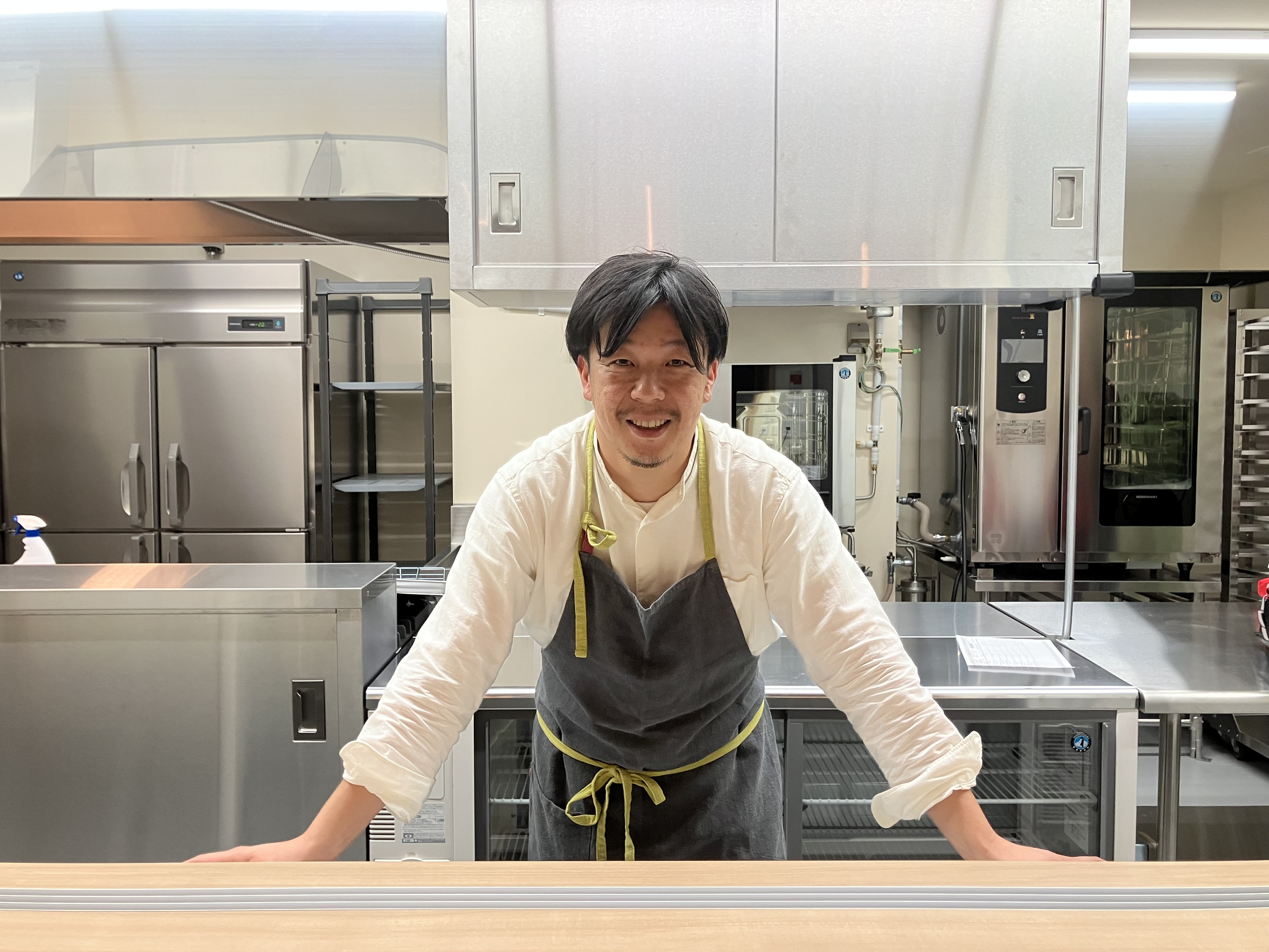 テレビやSNSで見た北海道のワインや食を、実際に「食べる・飲む・話す」という体験へ。ここでの出会いが、生産者とお客様をつないでいきます。