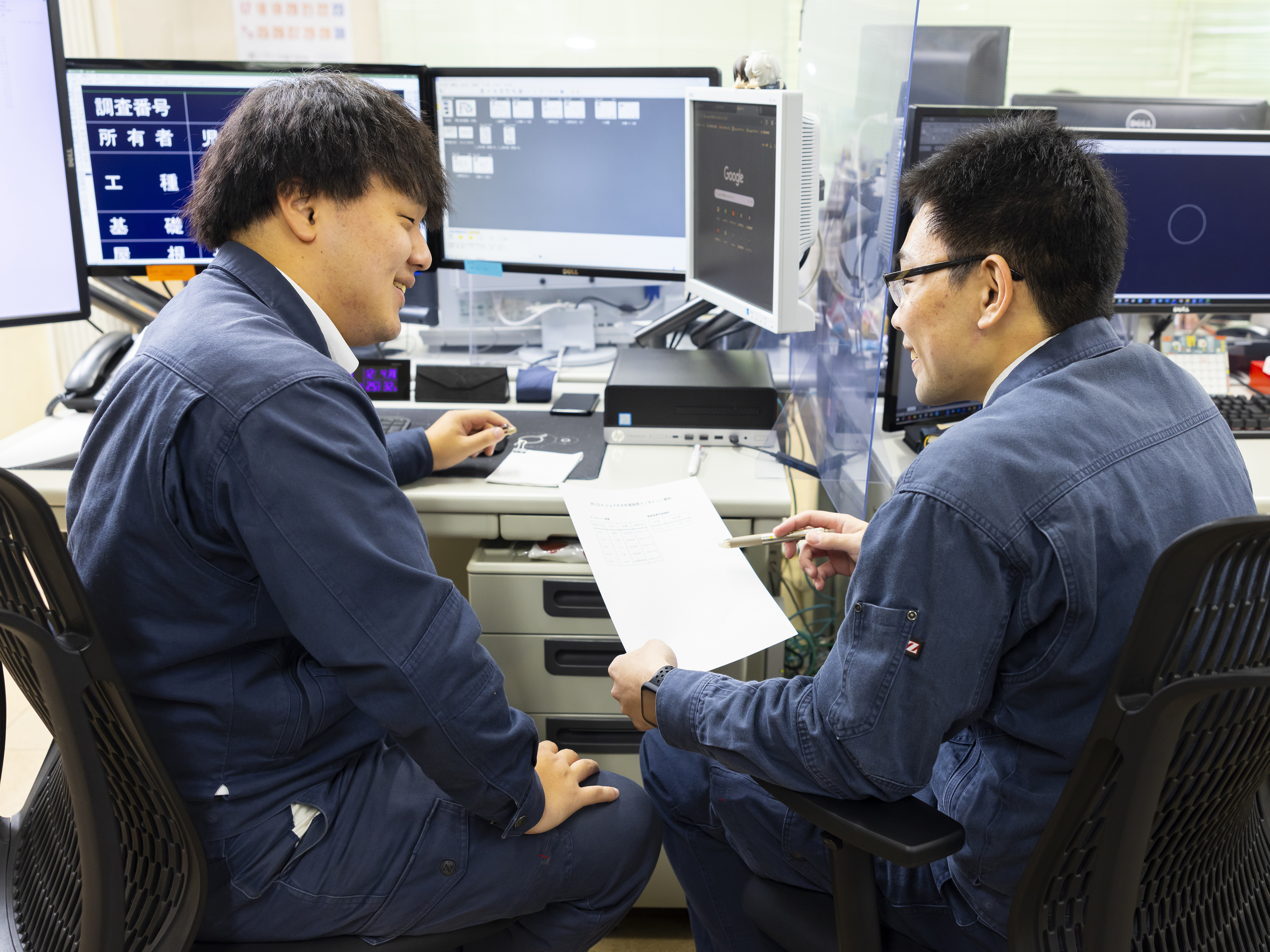 調査結果をまとめて報告書にするためには、様々な資料や専門書を調べる必要があります。覚えることは多いですが、先輩スタッフや同僚がすぐ近くにいるので相談し合いながらできる環境です。