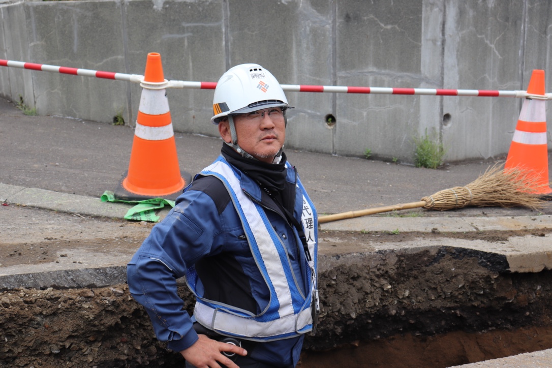 アラキさんは現在ミヤバヤシさん（写真）について研修中!「この現場ではこれを事前に用意しておくと後から楽だよ」「過去に似たような事例の写真あるよ」など、1聞いたら10以上を教えてくれる優しい先輩なんです。