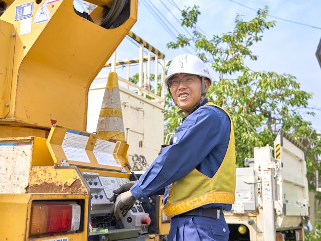 【外線工事/向井 浩一(入社1年目)】生活サイクルも収入も安定したことに、家族も喜んでいます。前職の整備士時代は残業も多く、有休も取りづらい環境。今は土日が休みで有休も取りやすく、ゆとりも確保できます。