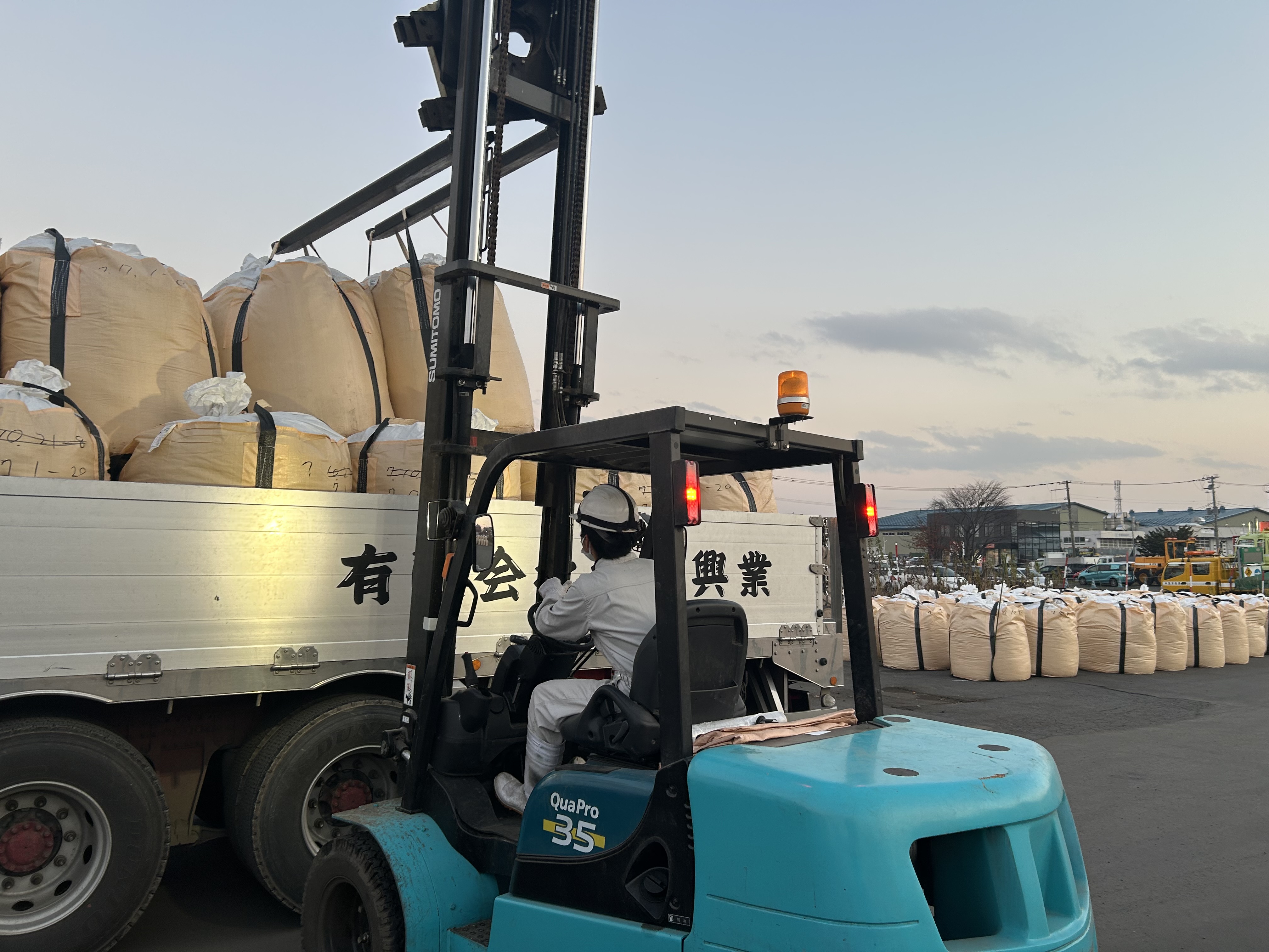 フォークリフトを操作して製品をトラックに積んでいきます。