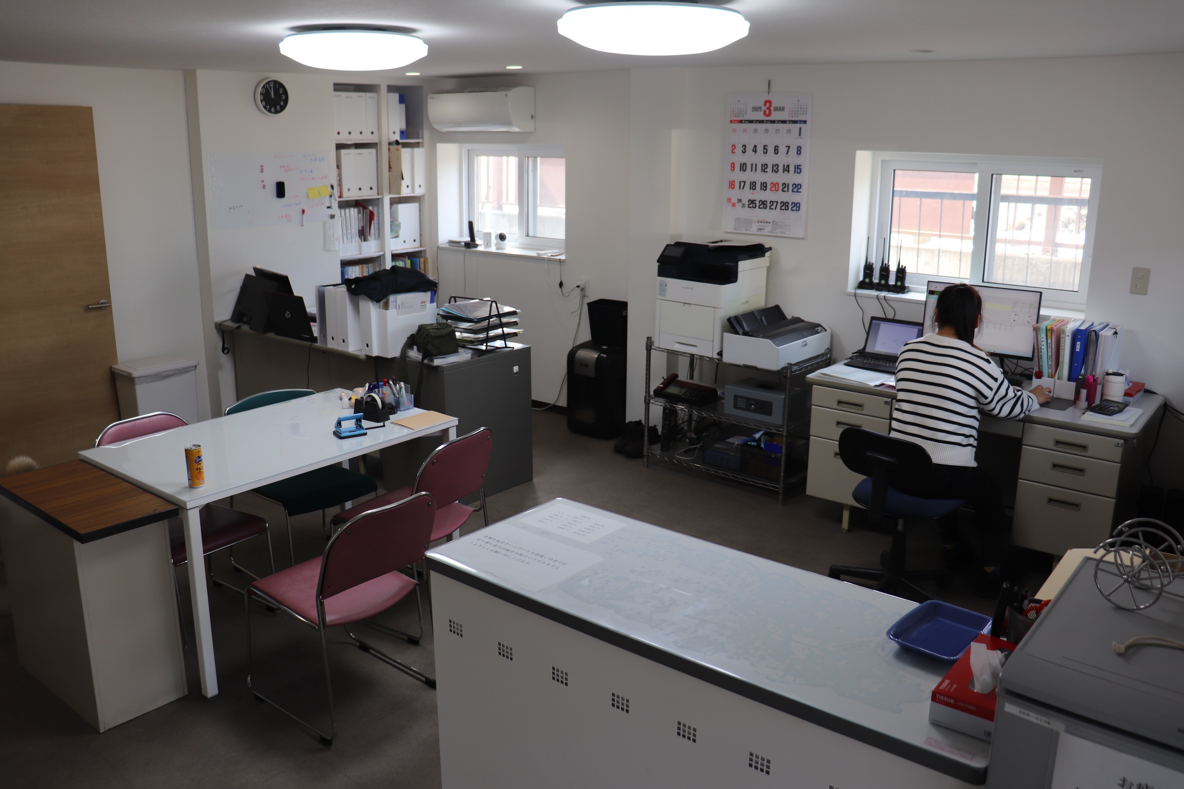 人数が少ないからこそ風通しも良く、みんなで楽しく助け合いながら業務に取り組んでいます。良い意味で気を遣わずに過ごすことができますよ♪