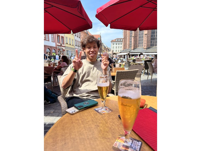 小田航大/続き【写真はドイツのハイデルベルクでの一枚】中世の面影を残す旧市街の広場でビールを飲んでいます。ドイツと言えばビール!です。海外出張は、その国の文化や歴史を学ぶことも大事な仕事です!